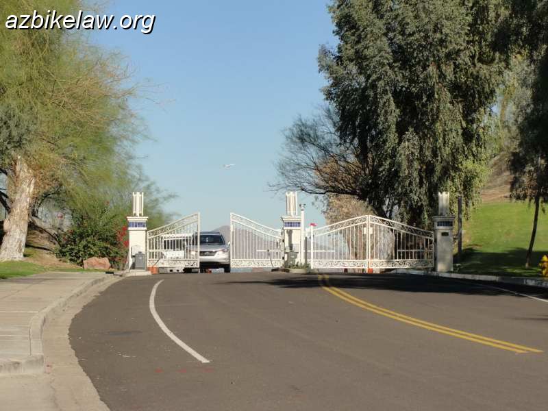 DSC01503-_01.JPG - Okay, 48th street after (going NB) turning left from the main roadway soon (just beyond the City of Phoenix Pima Canyon trailhead parking lot) becomes a privately maintained road with a gate. the gate has a pass-around for non-motorized traffic (bikes / hikers). I believe (but don't know the details) that this was part of a deal worked out between the Pointe HOA and City of Phoenix. That's Camelback Mountain in the background. there is or may be a bike lane on the private section but it hardly matters as this part functions as a residential street. IIRC the gate was placed more or less at the same time as the circle (48th street/Pointe Parkway, which is privately maintained) was constructed; which i'm thinking was something like 2002.