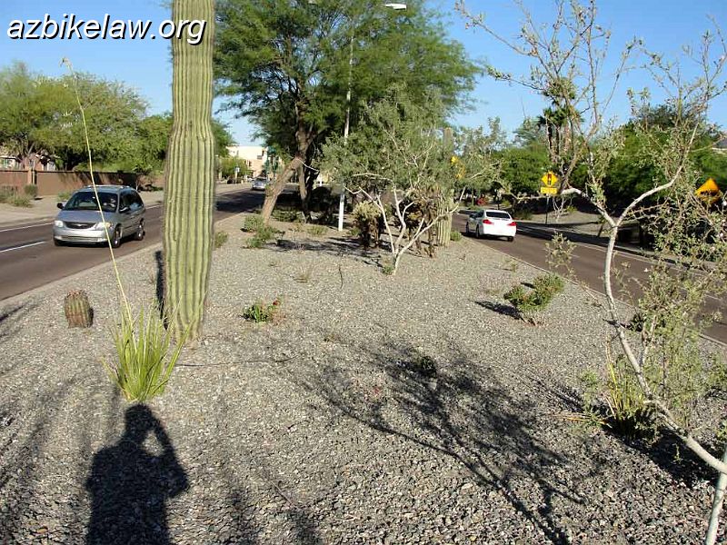 DSC01123.jpg - Chandler Blvd; section between 24th St and Desert Foothills Parkway. Phoenix, AZ. The median in this section is approximately 35 feet(!) wide.
